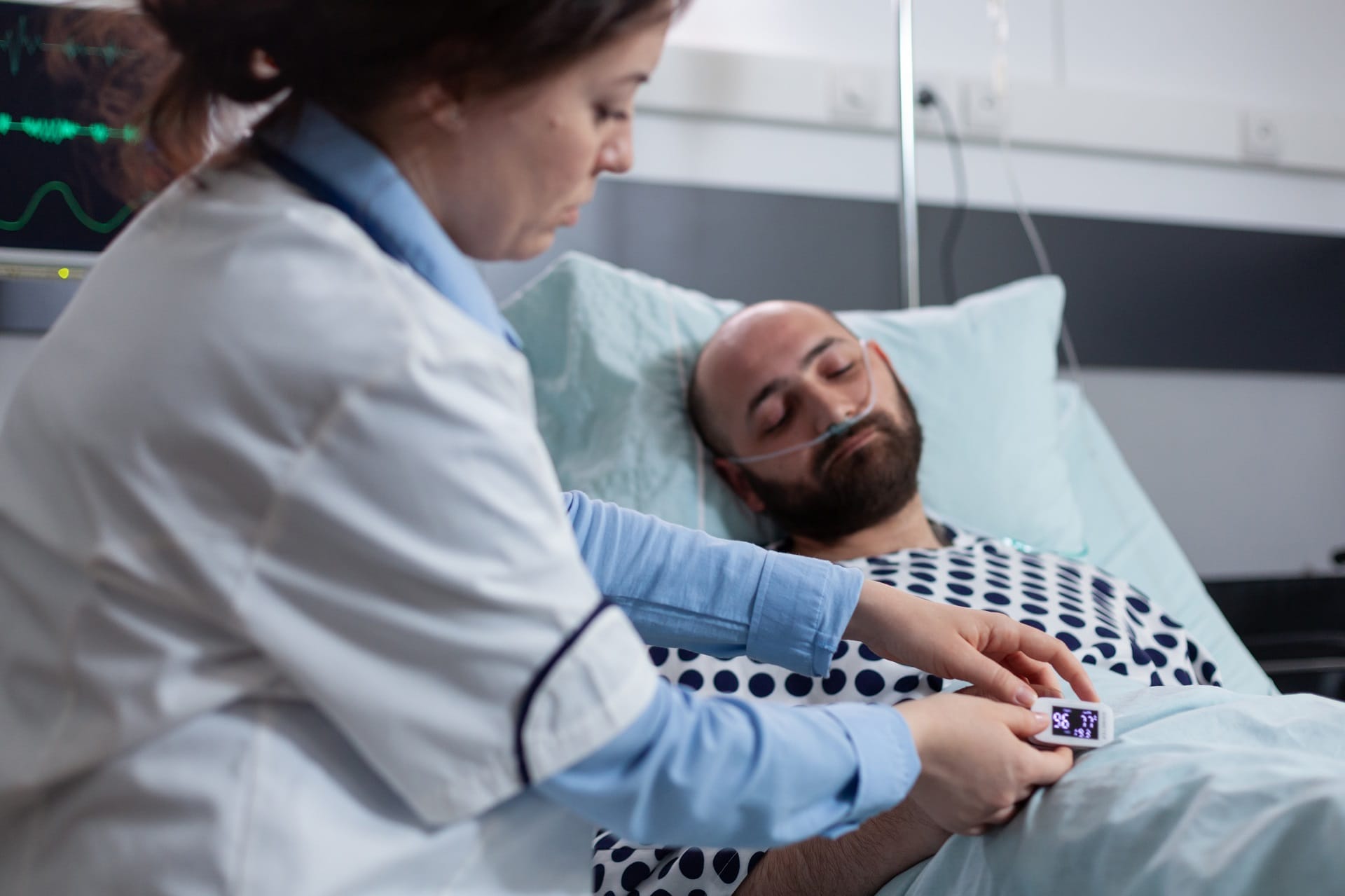 Снятие ломки Врач снимает наркотическую ломку